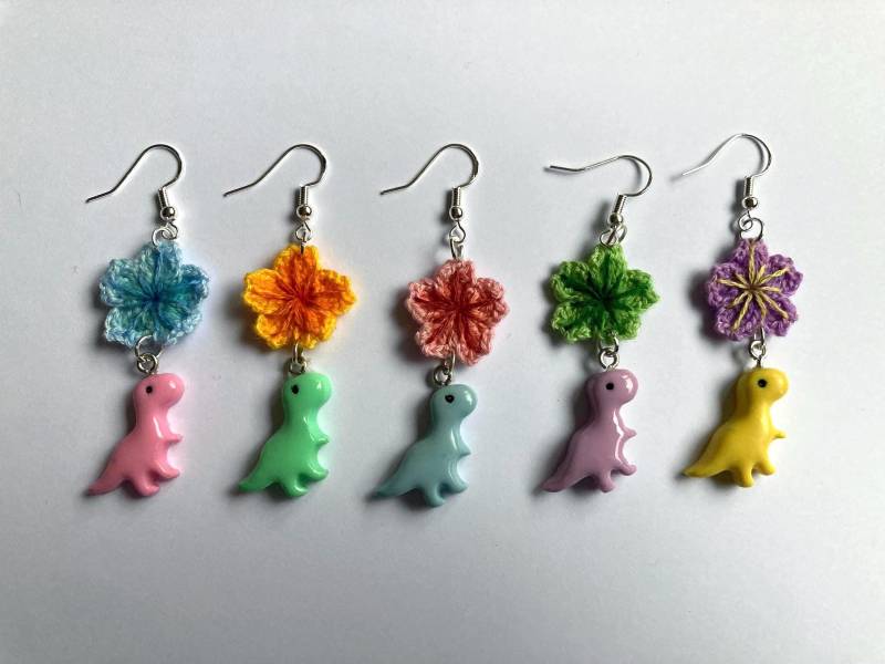 Flower & Dinosaur Earrings Flower & Dinosaur Earrings von FlorasaurusCrochet