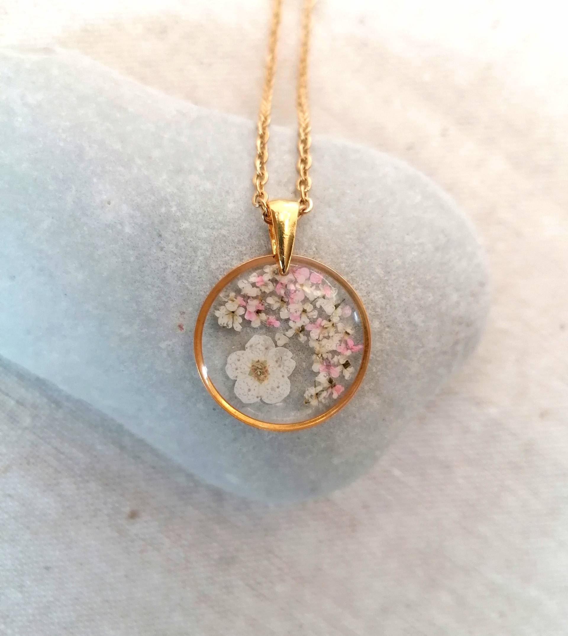 Romance-Halskette Mit Einer Natürlichen Weißen Spirea-Blume Und Rosa Wildblumen - Gold- Oder Silber-Edelstahl Romance-Halskette Mit Einer Natürlichen Weißen Spirea-Blume Und Rosa Wildblumen - Gold- Oder Silber-Edelstahl von FloreliaBijoux