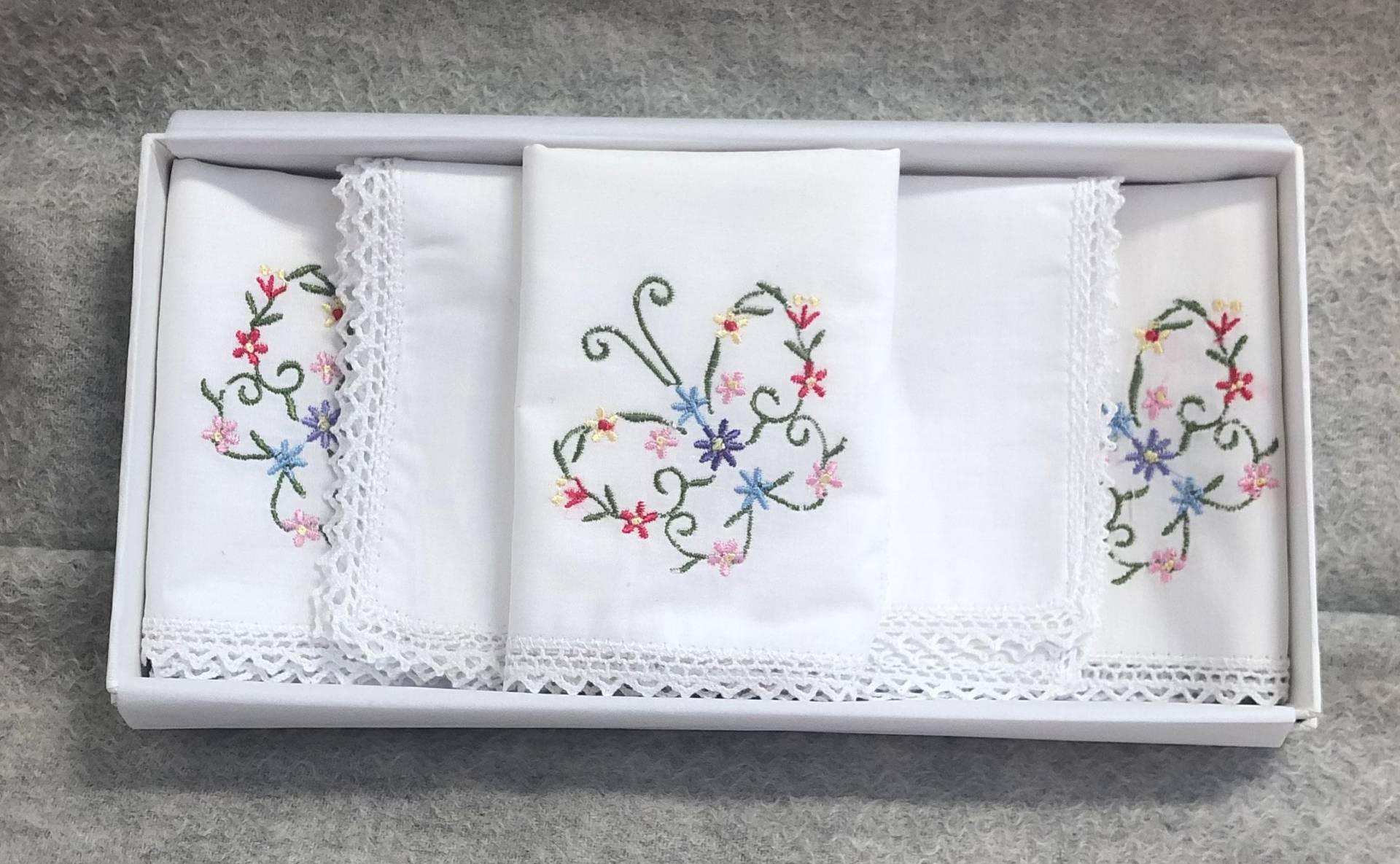 Geschenkbox Mit 5 Wunderschönen Damentaschentüchern Aus 100% Baumwolle Feinen Häkelborten - 3 Gestickte Und 2 Schlichte Taschentücher Im Set Geschenkbox Mit 5 Wunderschönen Damentaschentüchern Aus 100% Baumwolle Feinen Häkelborten - 3 Gestickte Und 2 Schlichte Taschentücher Im Set von FlorenceLilly
