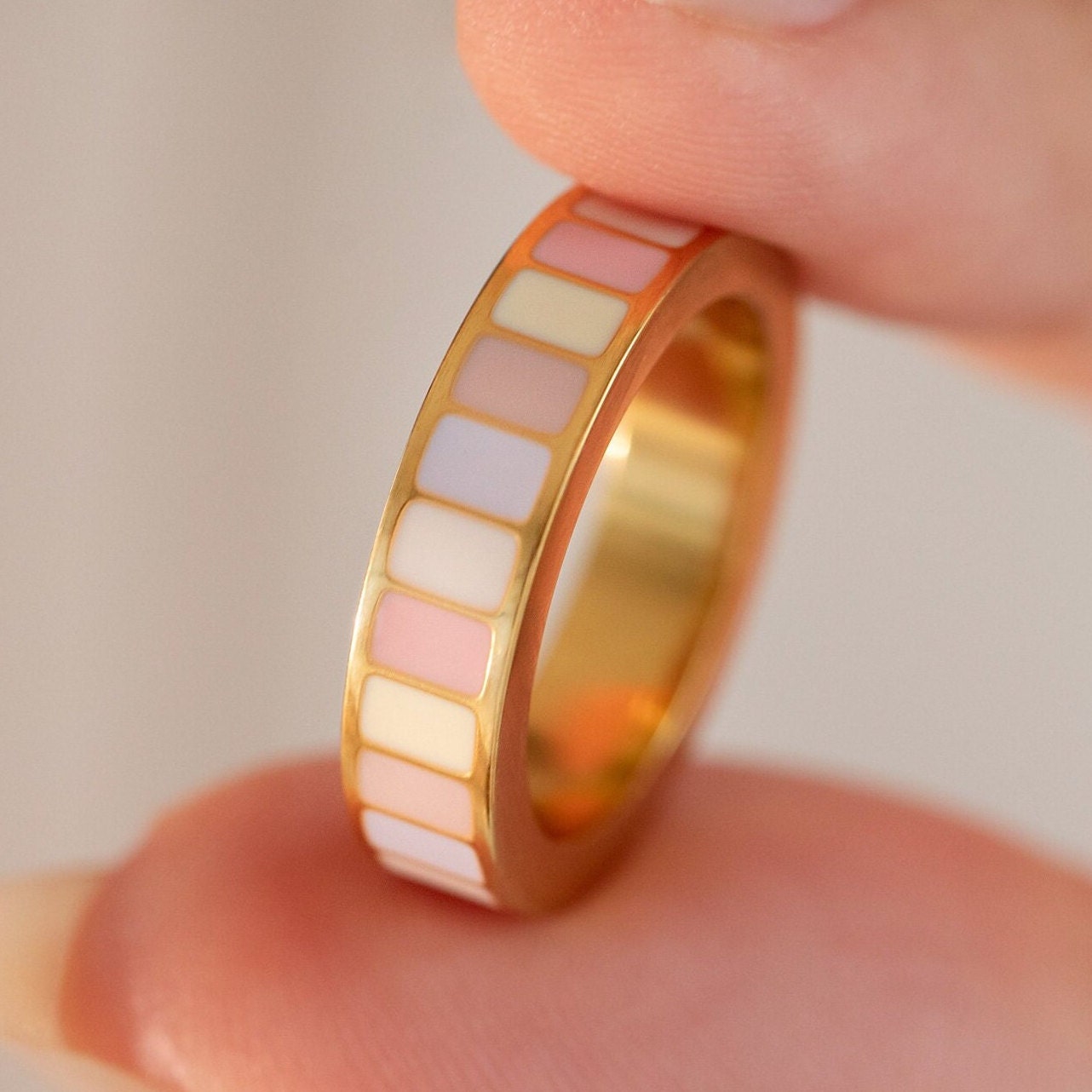 Gestreifter Emaillering, Lebendiger Statementring, Schmuck Mit Gravur, Namen & Datum, 30 von FlorenceLondonDesign