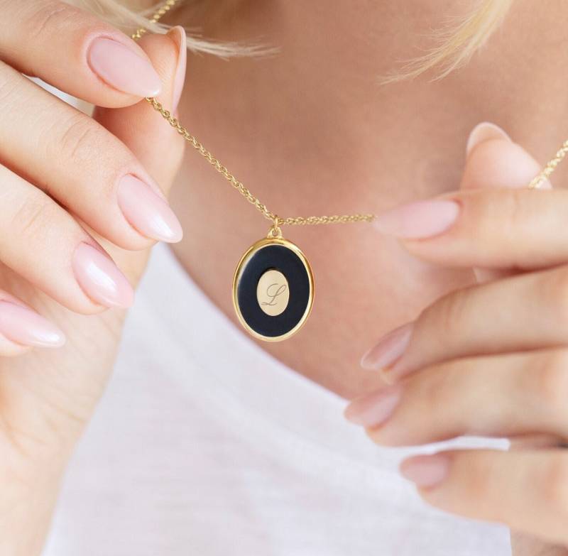 Oval Initial Kette 18K Gold Emaille Anhänger, Personalisierter Schmuck von FlorenceLondonDesign