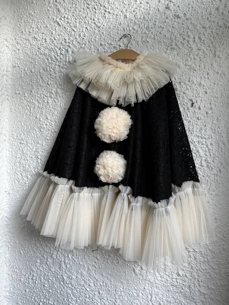 Limited Edition Schwarze Schnurgebundene Pierrot Clown Binden Umhang Und Hut-Set von Florenceandbunny