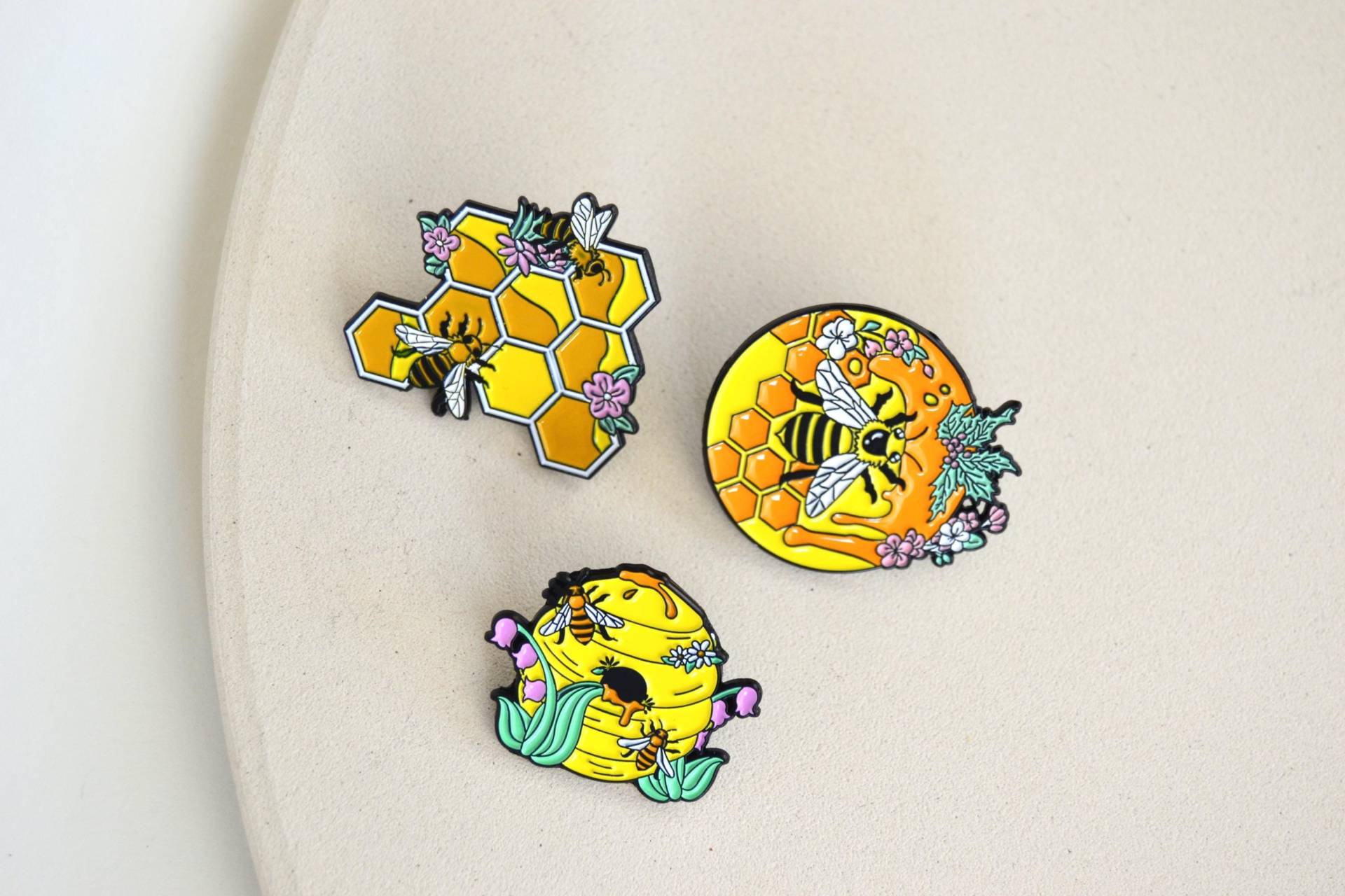 Brosche/Emaille Pin Anstecker Als Bienen - Bienenkönigin, Waben, Honigwabe Nest Insekten Aussterben Natur von Florentiinees