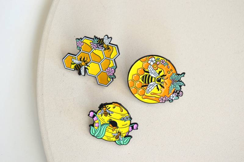 Brosche/Emaille Pin Anstecker Als Bienen - Bienenkönigin, Waben, Honigwabe Nest Insekten Aussterben Natur von Florentiinees