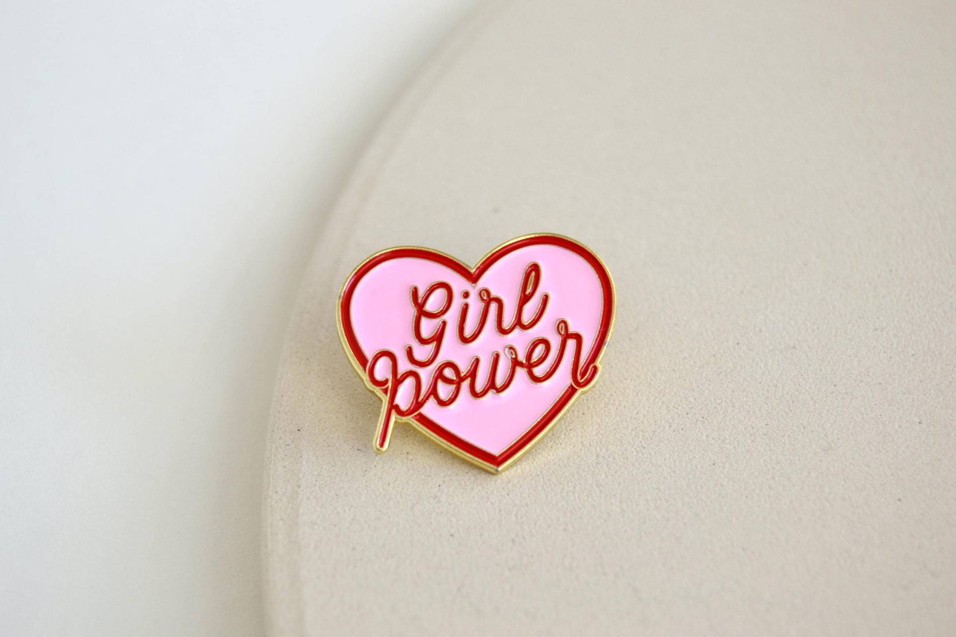 Brosche/Emaille Pin Anstecker - Girl Power Pinkes Herz Girls Frauen Feminist Feminism Support Barbie von Florentiinees