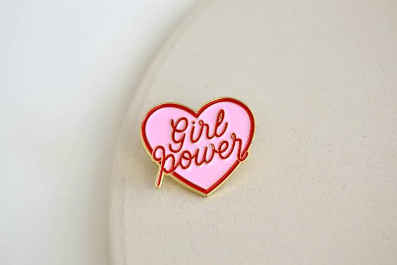 Brosche/Emaille Pin Anstecker - Girl Power Pinkes Herz Girls Frauen Feminist Feminism Support Barbie von Florentiinees