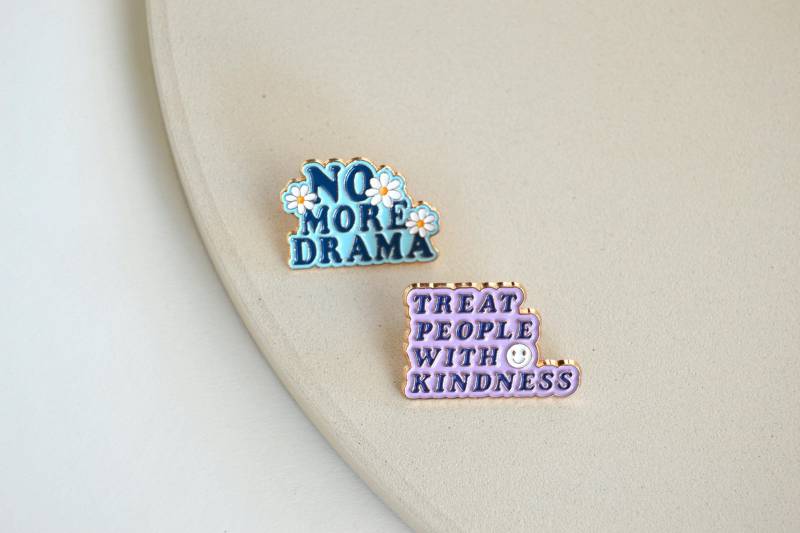 Brosche Pin Emaille Anstecker Für Kleidung, Schuhe Etc. Selens Gomez Spruch - Kindness in Lila Gold Mit Smiley von Florentiinees