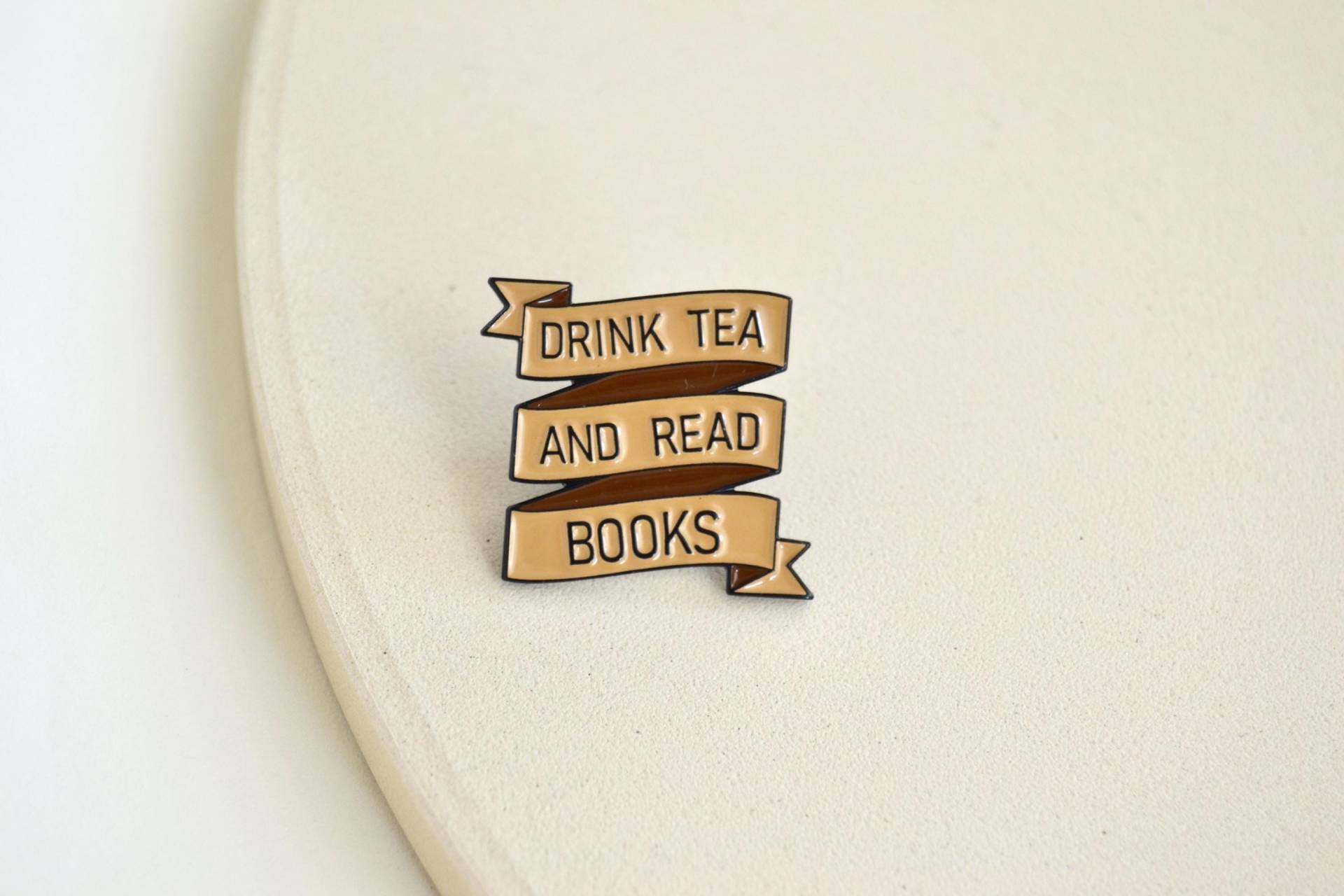 Emaille Brosche/Pin Anstecker Für Bücherwürmer, Read Books & Drink Tea Spruch von Florentiinees