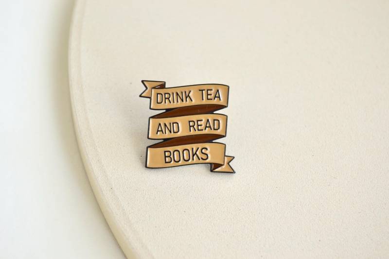 Emaille Brosche/Pin Anstecker Für Bücherwürmer, Read Books & Drink Tea Spruch von Florentiinees