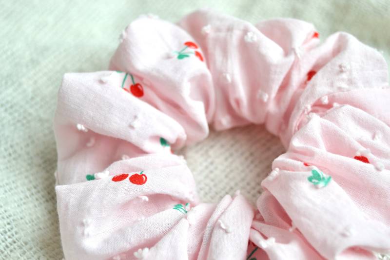 Handmade Scrunchie Haargummi, Rosa Mit Kleinen Kirschen/Früchten Drauf, Aus Echter Baumwolle 100% von Florentiinees
