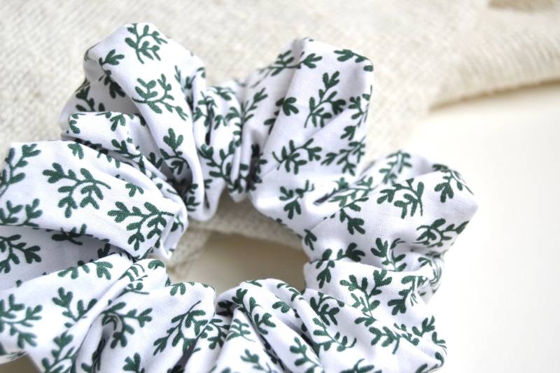 Handmade Scrunchie Haargummi, Weiß Mit Blätterm/Pflanzen Drauf, Aus Echter Baumwolle 100% von Florentiinees