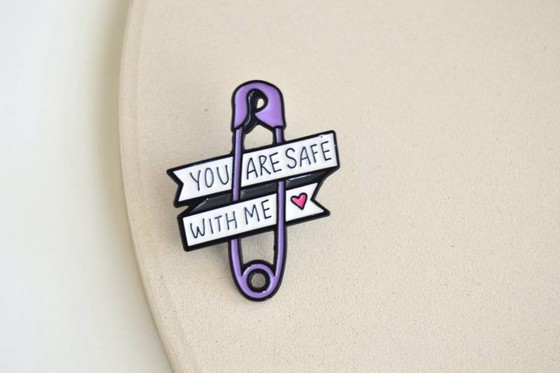 Pin/Brosche Emaille Als Sicherheitsnadel Süßes Geschenk Mit Spruch in Lila & Weiß von Florentiinees