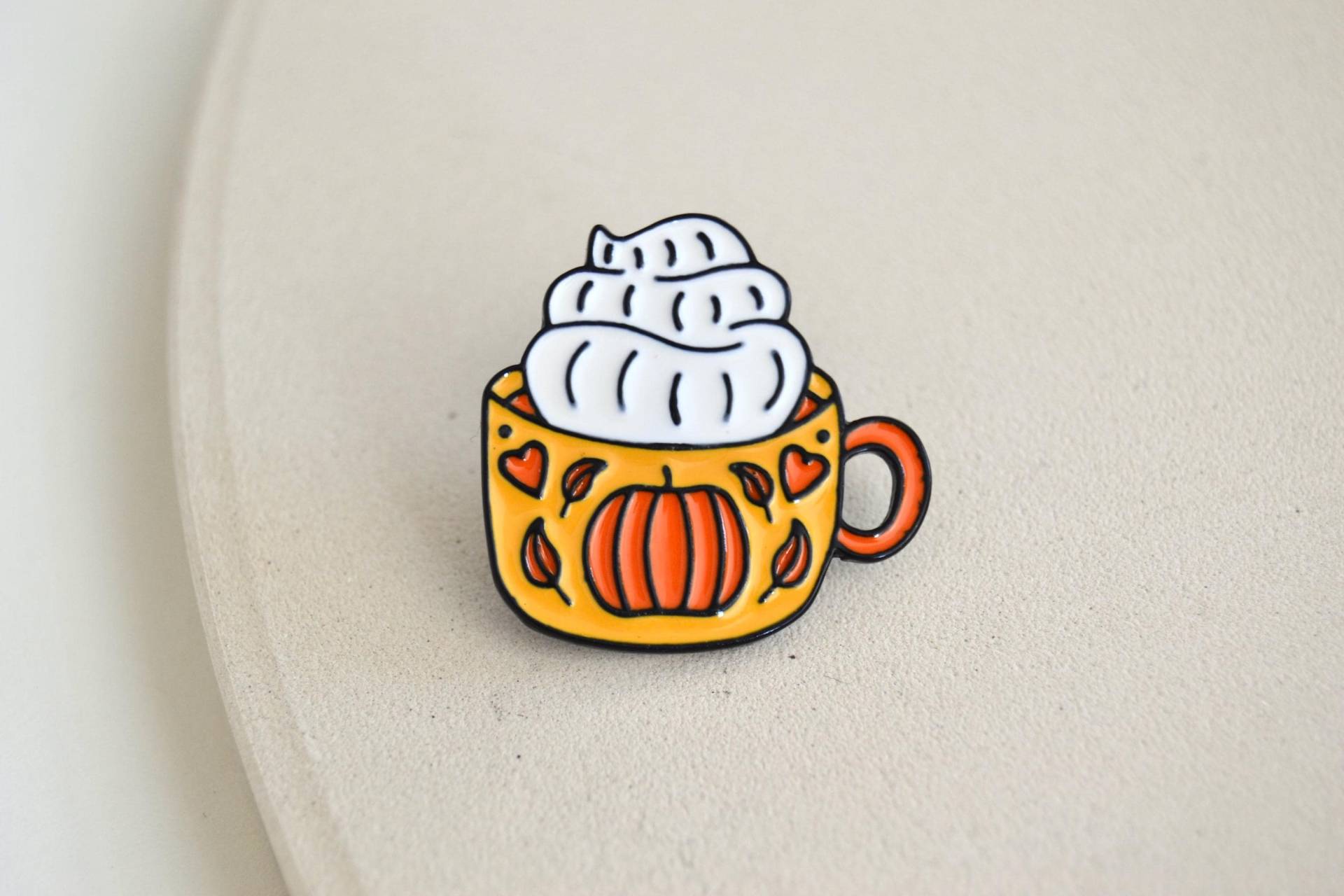 Pin/Brosche Emaille Als Tasse Mit Pumpkin Spice Latte - Herbst Kaffee Autumn Vibes Starbucks . Kürbis von Florentiinees