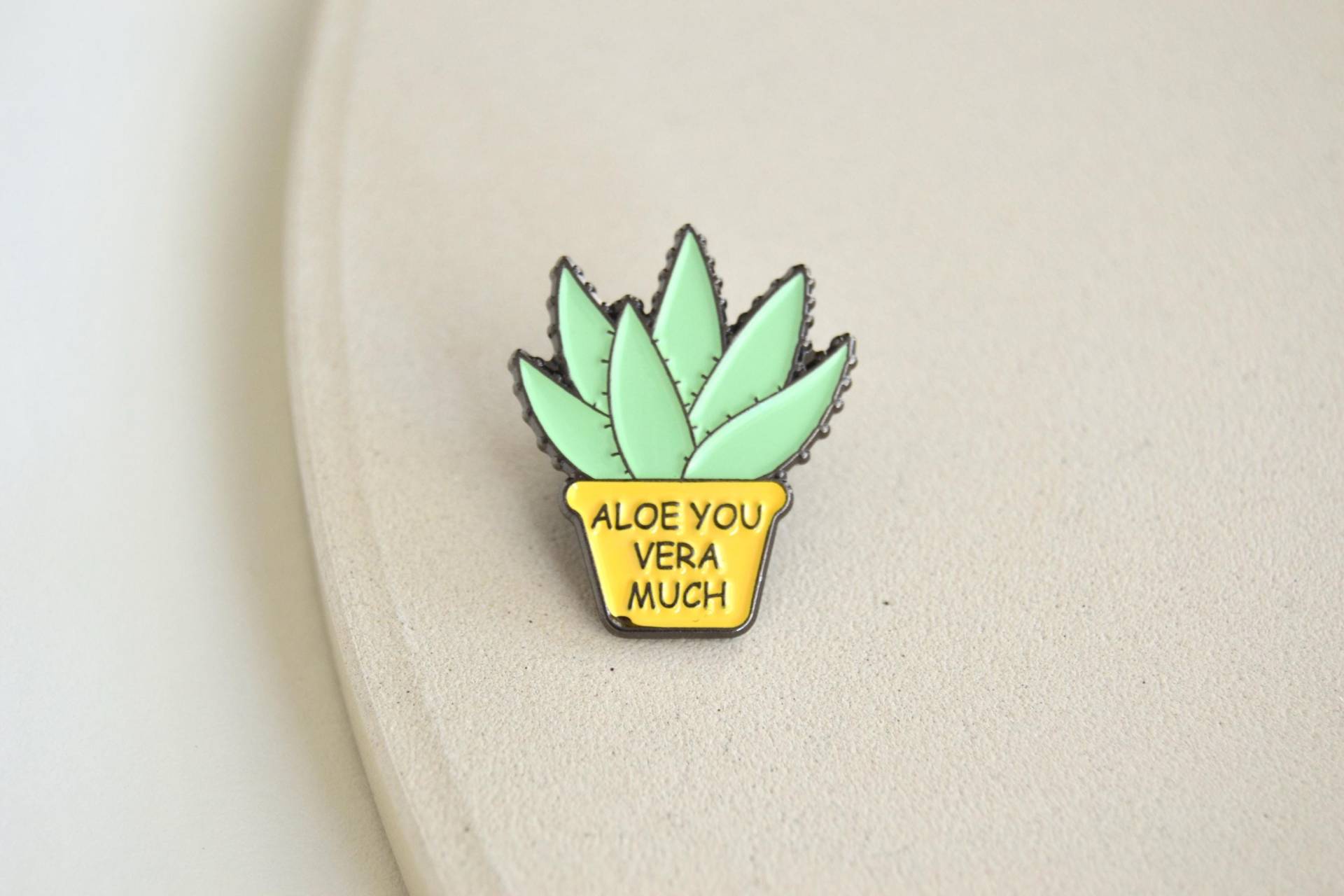Pin/Brosche Emaille Anstecker - Aloe You Vera Much Pflanze Spruch Geschenk I Love You Ich Liebe Dich Muttertag von Florentiinees