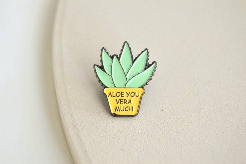 Pin/Brosche Emaille Anstecker - Aloe You Vera Much Pflanze Spruch Geschenk I Love You Ich Liebe Dich Muttertag von Florentiinees