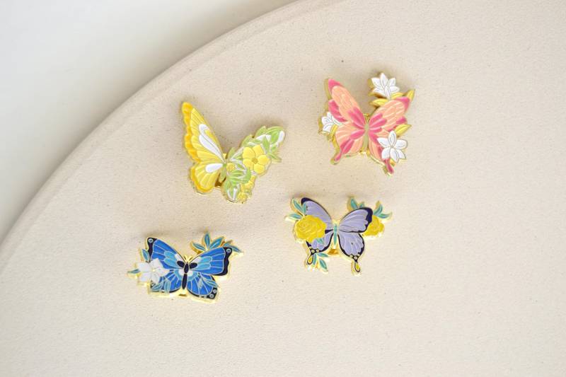 Pin/Brosche Emaille Anstecker in Form Von Schmetterlingen Mit Verschiedenen Blumen Und Blüten von Florentiinees