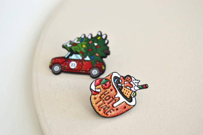 Pin/Brosche Für Weihnachten, American Christmas, Truck, Chevrolet Mit Tannenbaum, Auto Als Accessoire von Florentiinees