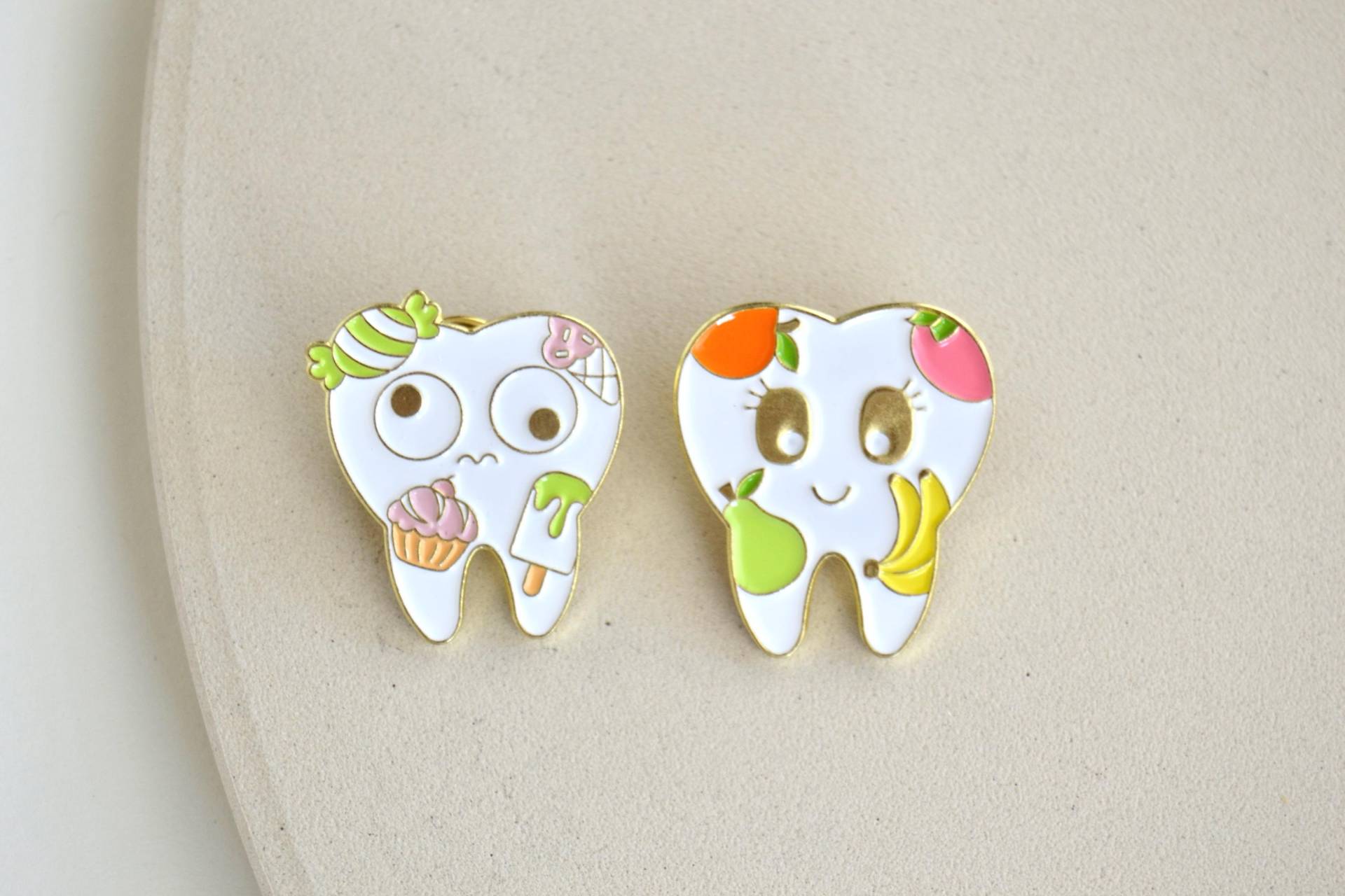 Pin/Emaille Brosche Anstecker - Kinder Zähne, Zahnarzt Erste Zähnchen Obst Zucker Süßigkeiten Erziehung von Florentiinees