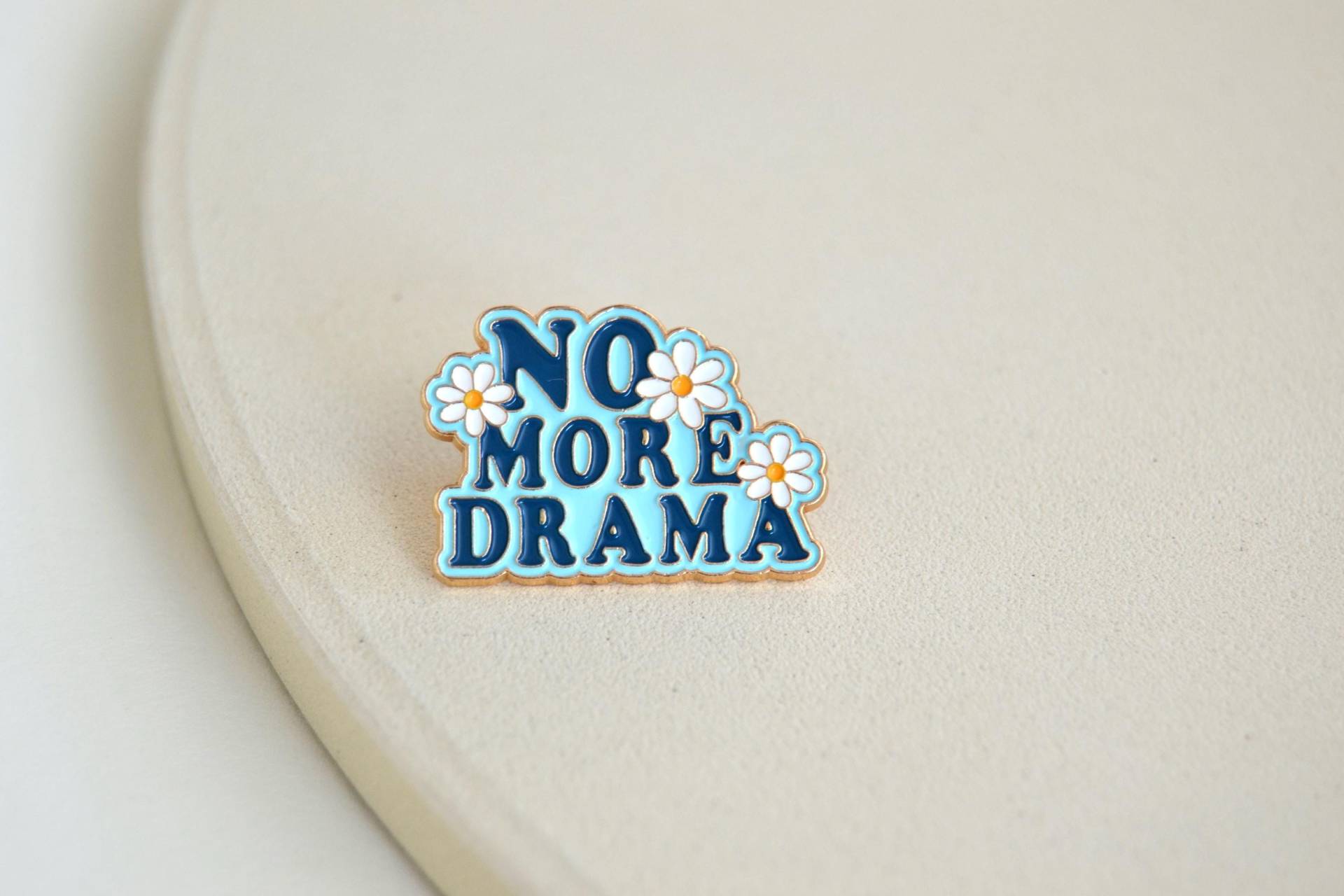 Pin Emaille Brosche Zum Anstecken Mit Spruch in Hellblau - Gold No More Drama Daisy Blumen Gänseblümchen Für Kleidung Etc von Florentiinees