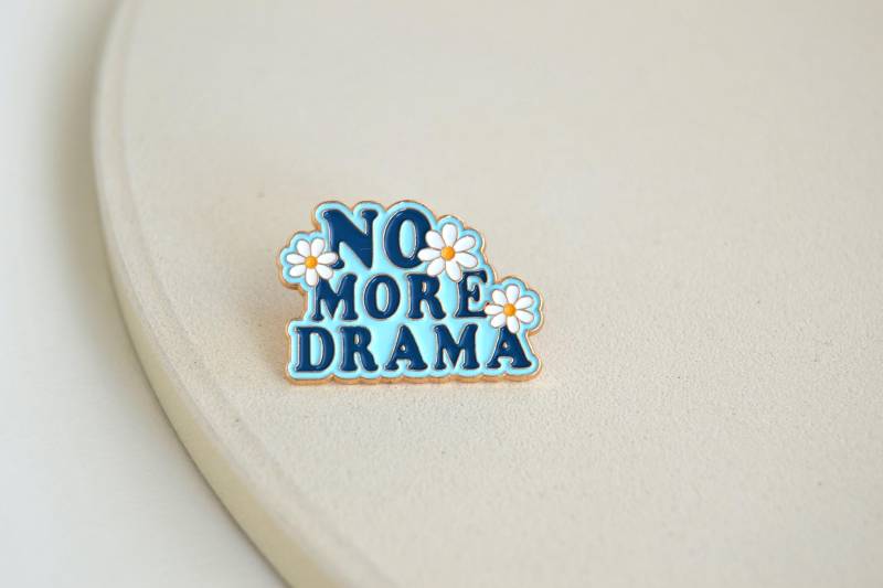 Pin Emaille Brosche Zum Anstecken Mit Spruch in Hellblau - Gold No More Drama Daisy Blumen Gänseblümchen Für Kleidung Etc von Florentiinees