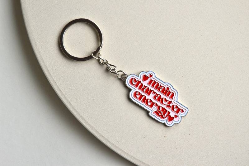 Schlüsselanhänger Rosarot Mit Zitat ‚Main Charakter Energy' von Florentiinees