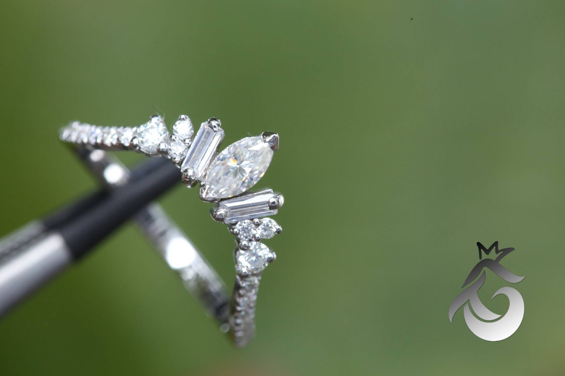 Geschwungener Ehering Vintage Weißgold Diamant Im Marquiseschliff Baguette Moissanit Passender Stapelring von FlorentineGem