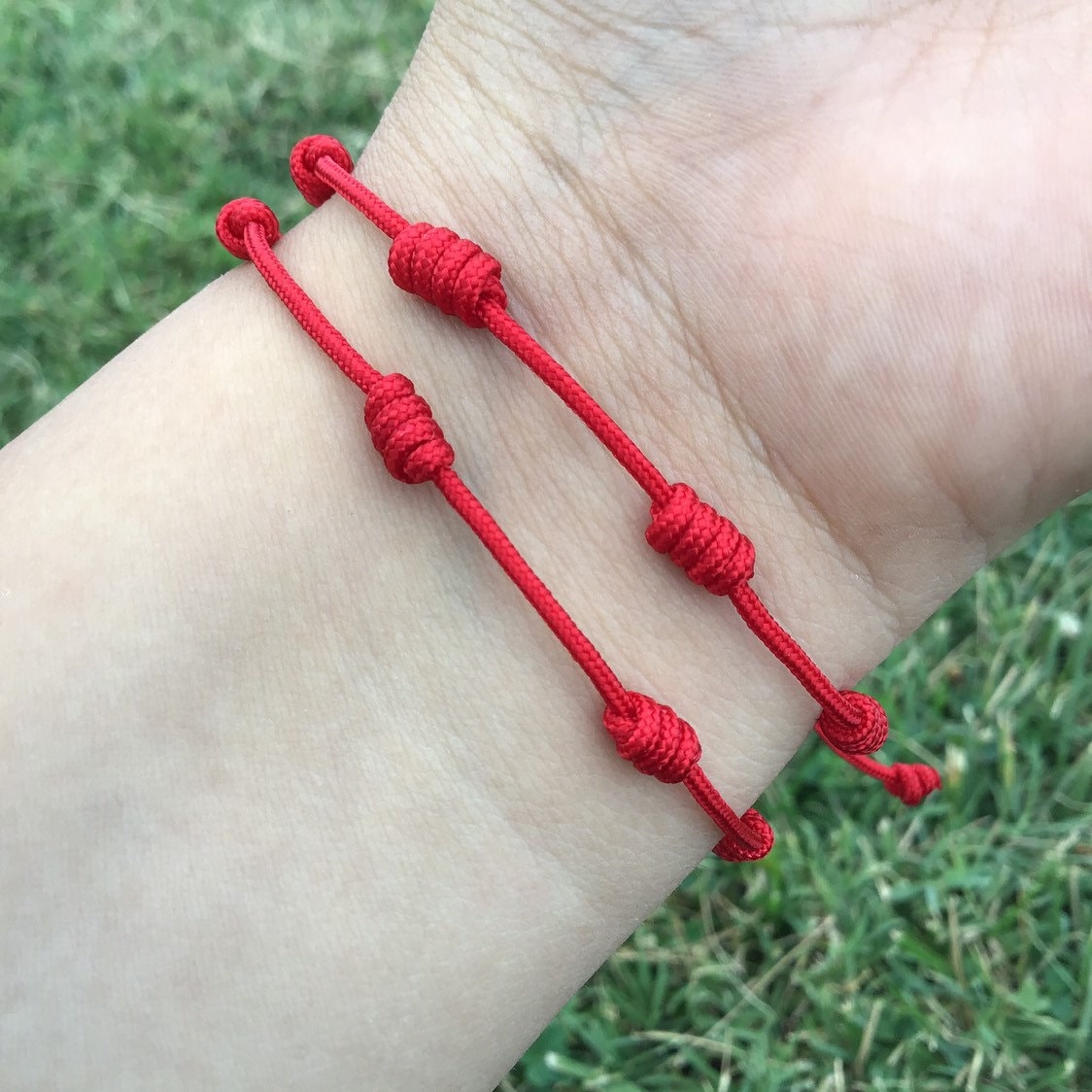 Rotes Geknüpftes Armband, Rotes Schnurarmband, Verstellbares Stapelbares Glücksarmband, Glücksknoten, Sieben Knoten, 7 Knoten Rotes Geknüpftes Armband, Rotes Schnurarmband, Verstellbares Stapelbares Glücksarmband, Glücksknoten, Sieben Knoten, 7 Knoten von FloresAndCo