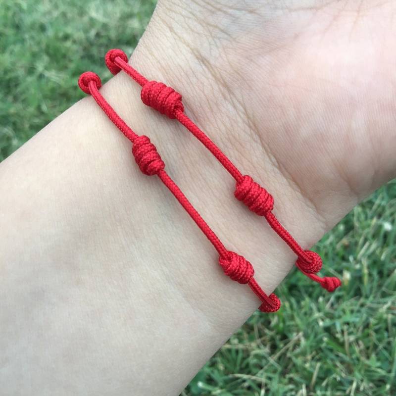 Rotes Geknüpftes Armband, Rotes Schnurarmband, Verstellbares Stapelbares Glücksarmband, Glücksknoten, Sieben Knoten, 7 Knoten von FloresAndCo