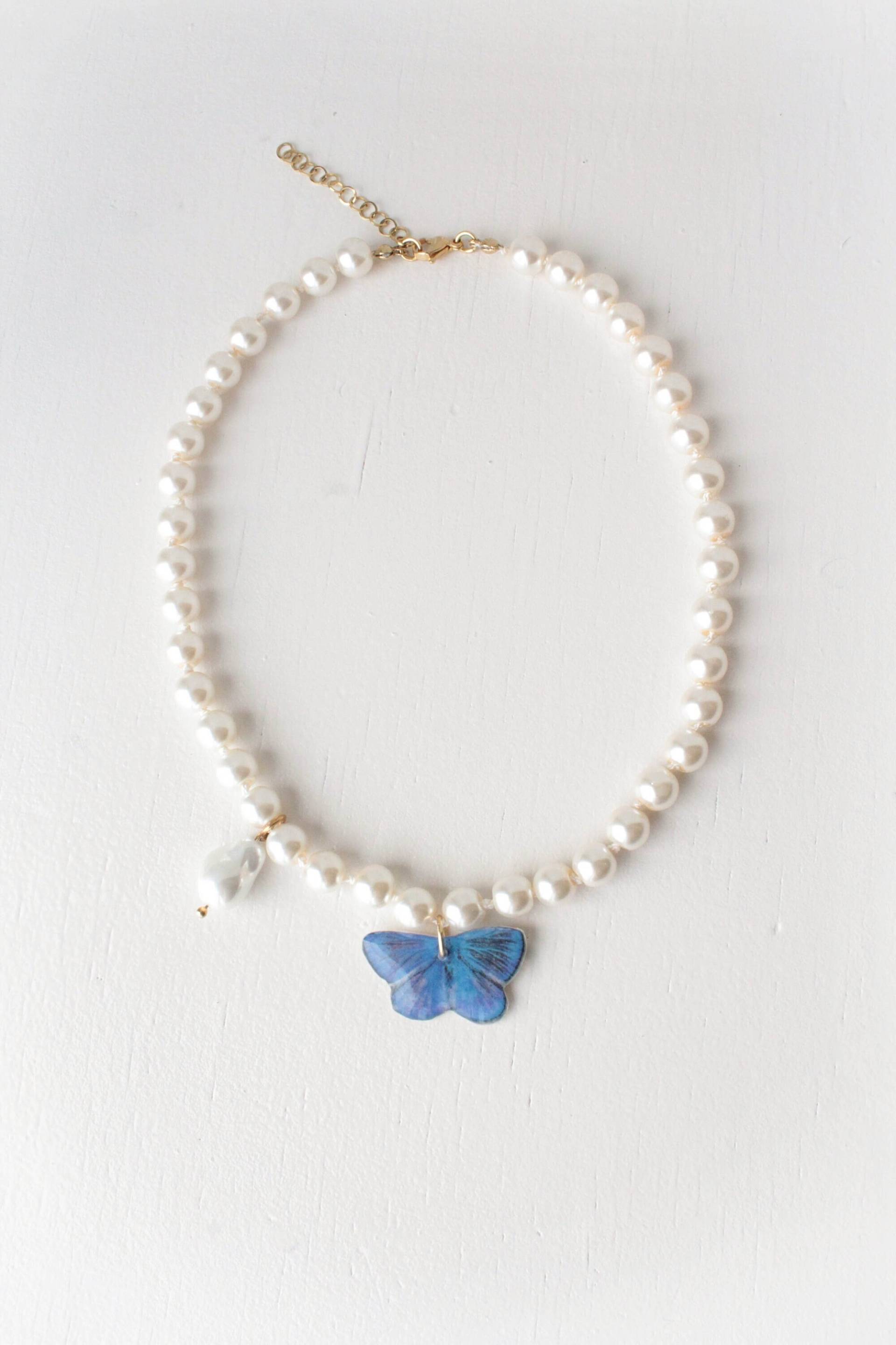 Handmade Perlenhalskette Mit Einem Marine-Blauen Schmetterling, Großer Schmetterling Anhänger, Blau Niedlichen Charme, Elegante Glasperlen von FloresJewellery