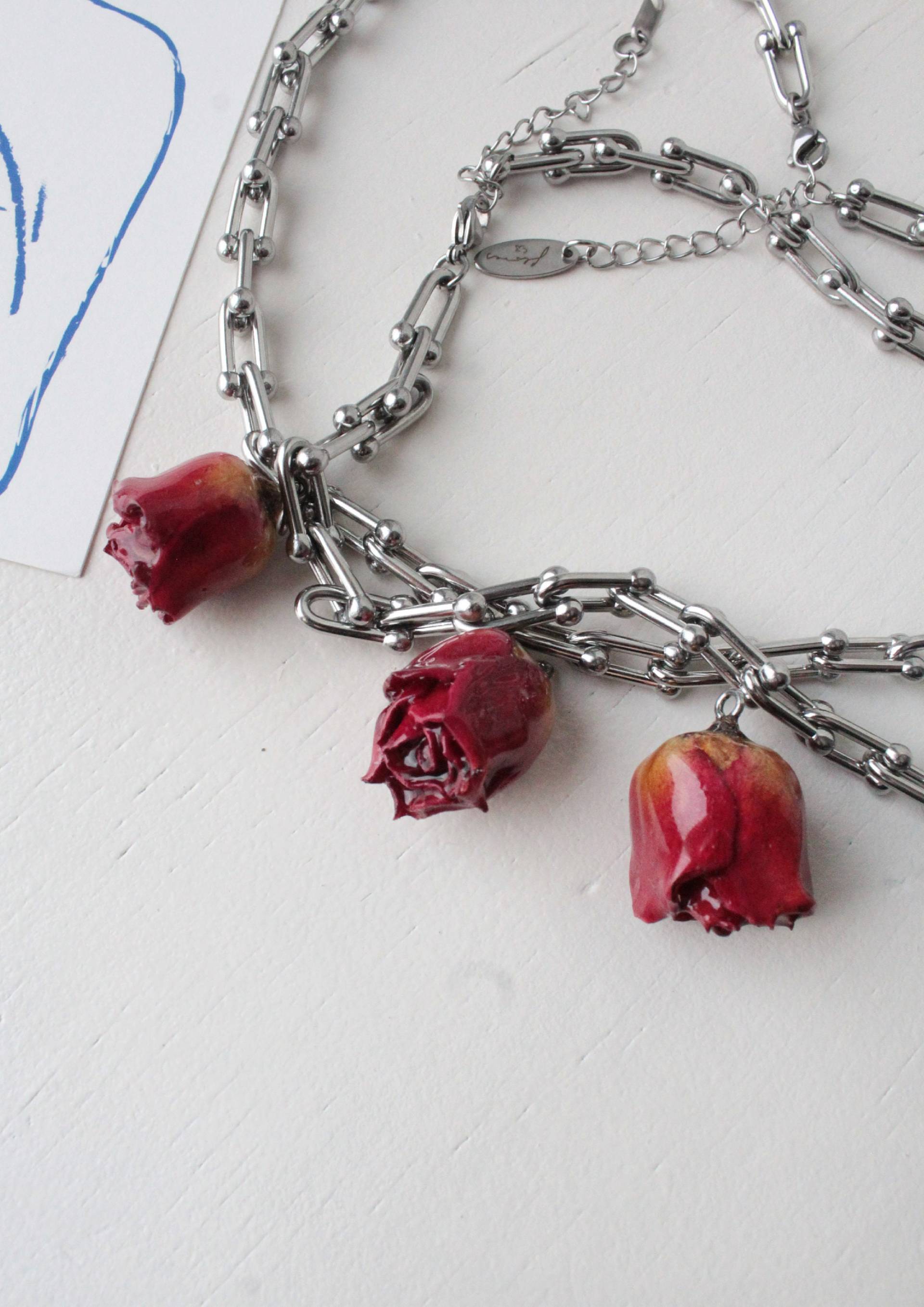 Minimalist Rose Halskette, Silberkette Rosebud in Harz, Grunge Schmuck Echte Blume Burgundy Blume, Y2K Zubehör Stilvolles Geschenk von FloresJewellery