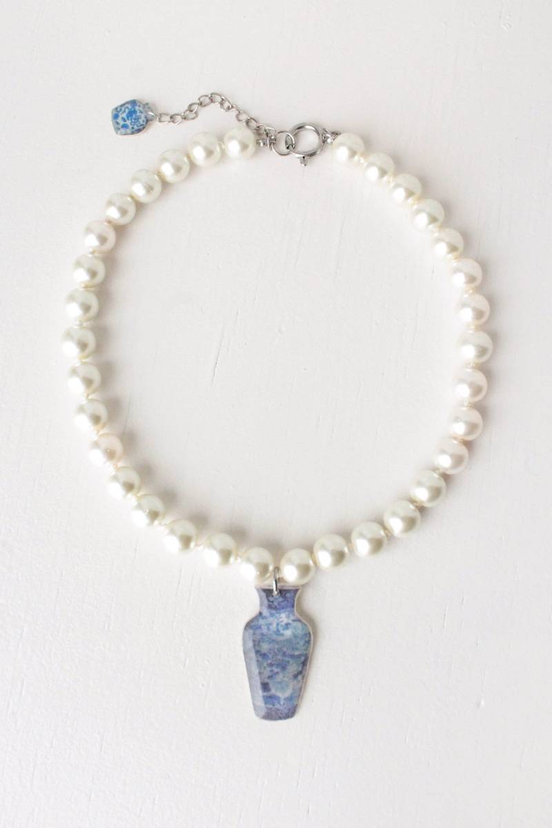 Perlenkette Mit Vase Anhänger, Creme Glasperlen, Elegante Original-Halskette Als Geschenk, Mini Anhänger Elemente, Kreative Geschenk Option, Funky von FloresJewellery