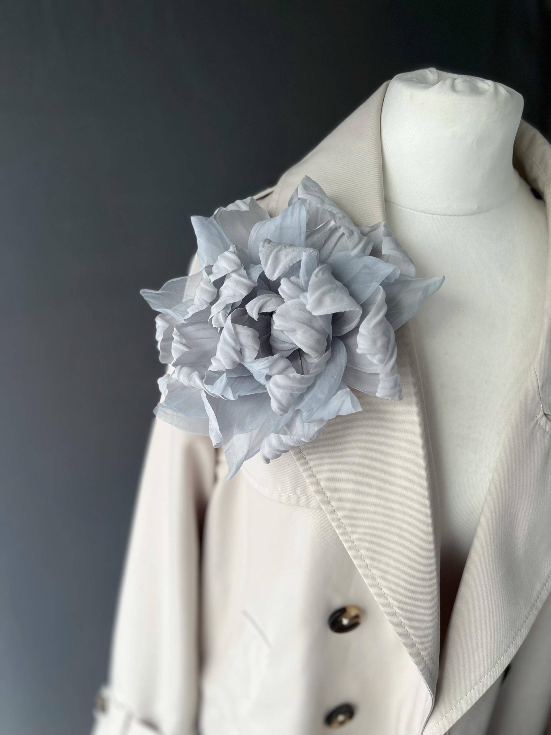 Blumenbrosche Aus Seide, Grau, Brosche, Ansteckblume Stoffblume Anstecker Seidenblume Chiffon, Chiffonblume Stoffblüte von FloriLi