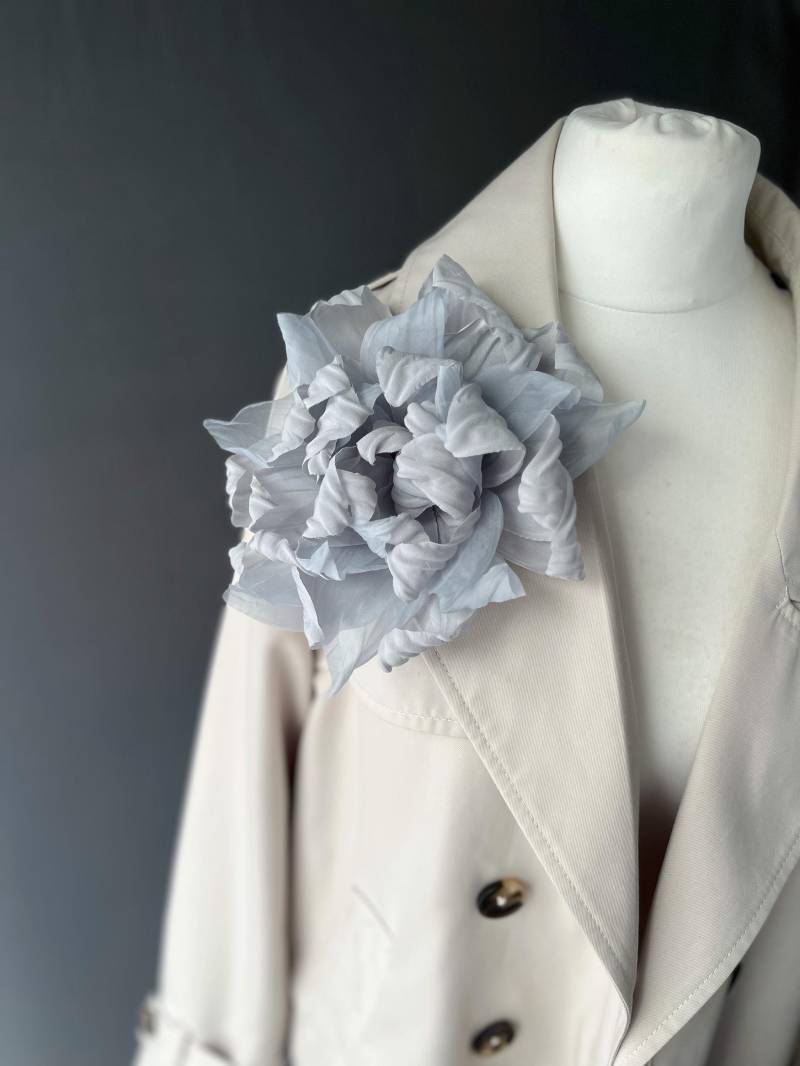 Blumenbrosche Aus Seide, Grau, Brosche, Ansteckblume Stoffblume Anstecker Seidenblume Chiffon, Chiffonblume Stoffblüte von FloriLi