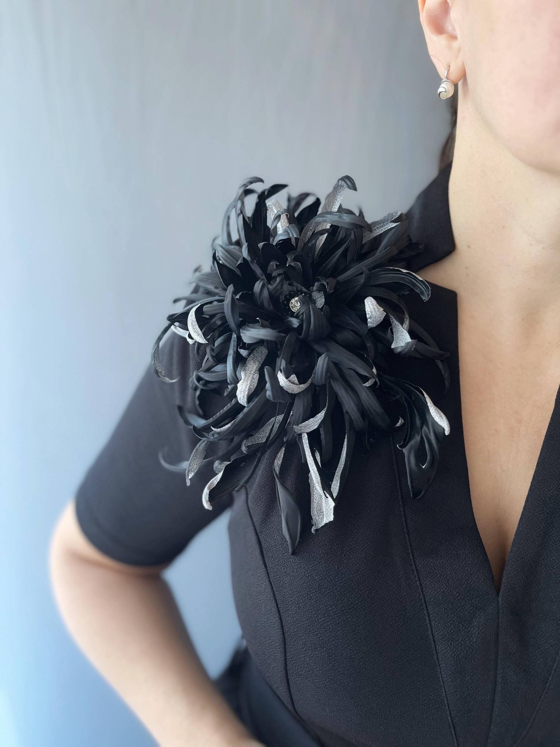 Chrysanthemum Blume Zum Anstecken, Schwarz Silbern, Seidenblume Stoffblume Brosche Anstecker Cocktailkleid, Blüte Dahlie Ansteckblüte Silber von FloriLi
