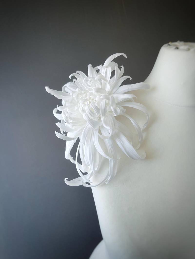 Chrysanthemum Blume Zum Anstecken, Seidenblume Stoffblume Brosche Anstecker Cocktailkleid, Blüte Weiß Dahlie Ansteckblüte Chrysanthemum Blume Zum Anstecken, Seidenblume Stoffblume Brosche Anstecker Cocktailkleid, Blüte Weiß Dahlie Ansteckblüte von FloriLi