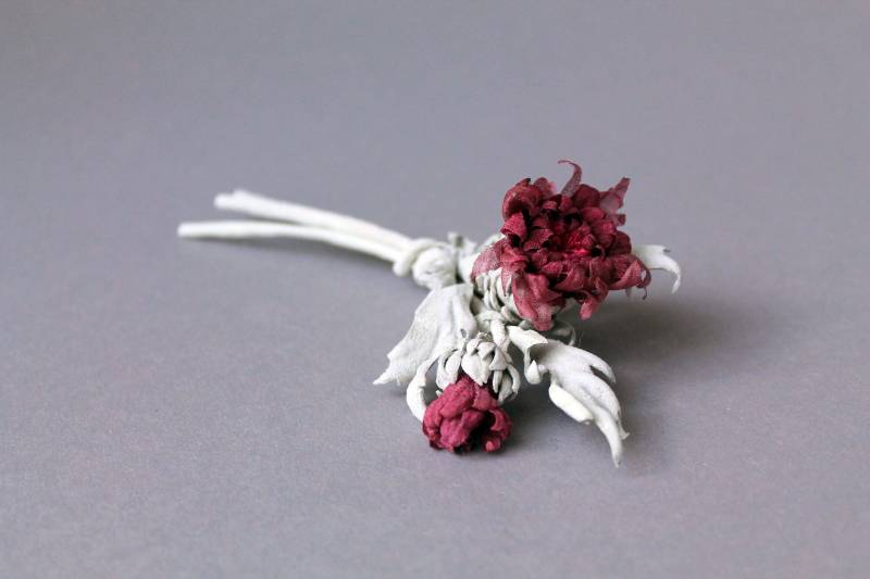 Distelbrosche Anstecker Aus Leder Und Seide, Kirschrot von FloriLi