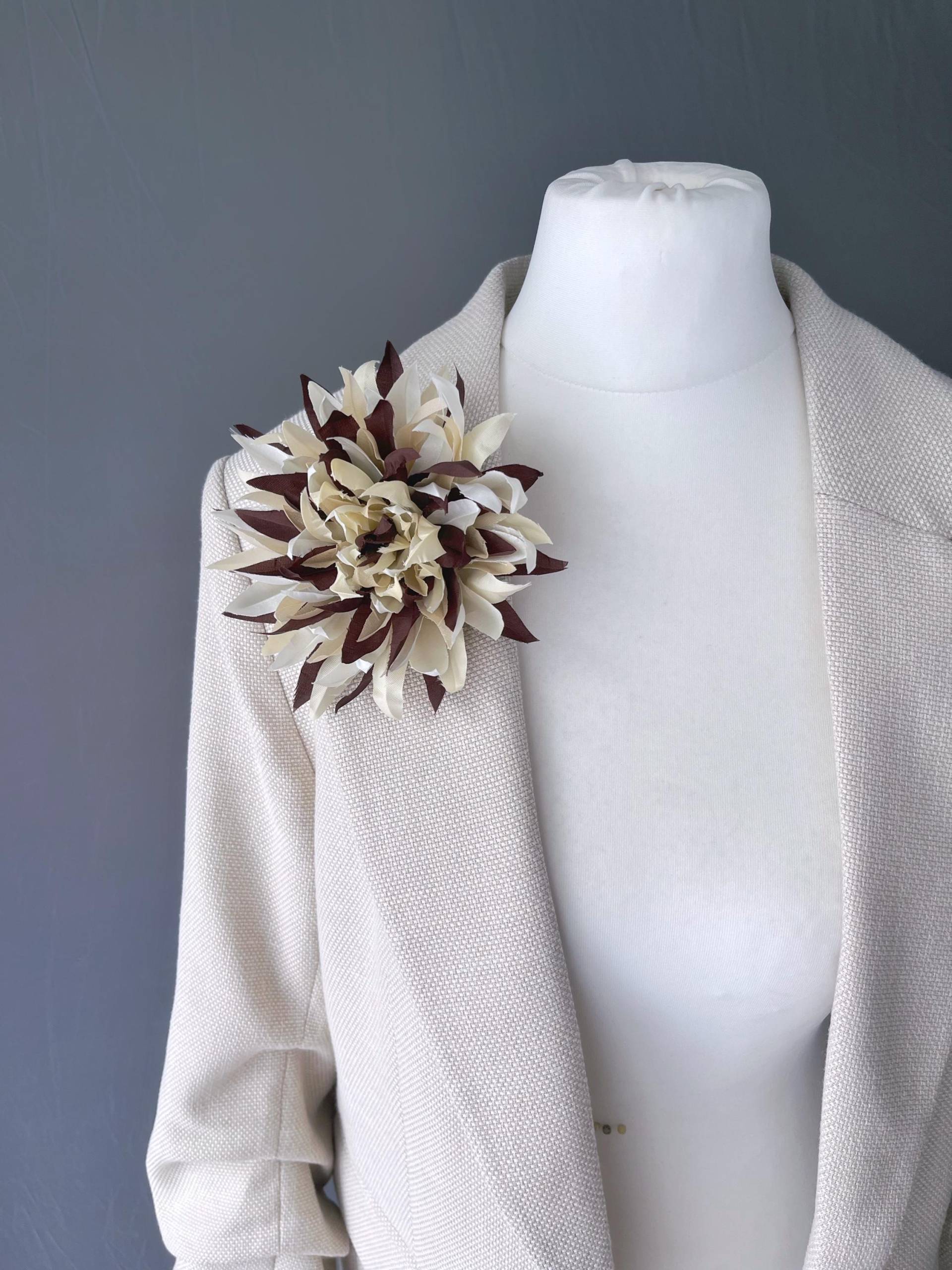 Georgine Stoffblume Dahlie Brosche Anstecker Cocktailkleid Chiffon Blume Chrysantheme Seidenblume Beige Braun Georgine Stoffblume Dahlie Brosche Anstecker Cocktailkleid Chiffon Blume Chrysantheme Seidenblume Beige Braun von FloriLi