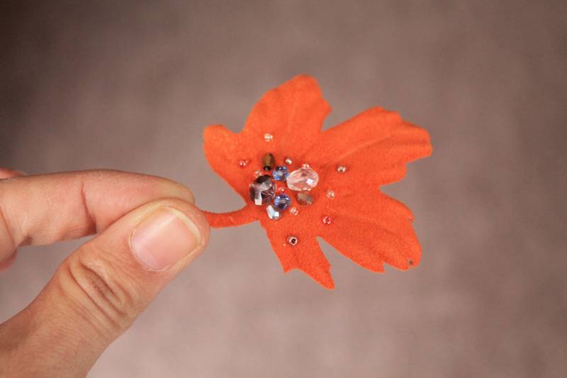 Herbstblatt Orange Lederbrosche Mit Kristallperlen, Anstecker, Herbstschmuck, Wildleder Brosche Dirndlschmuck, Lederschmuck Lederblume von FloriLi