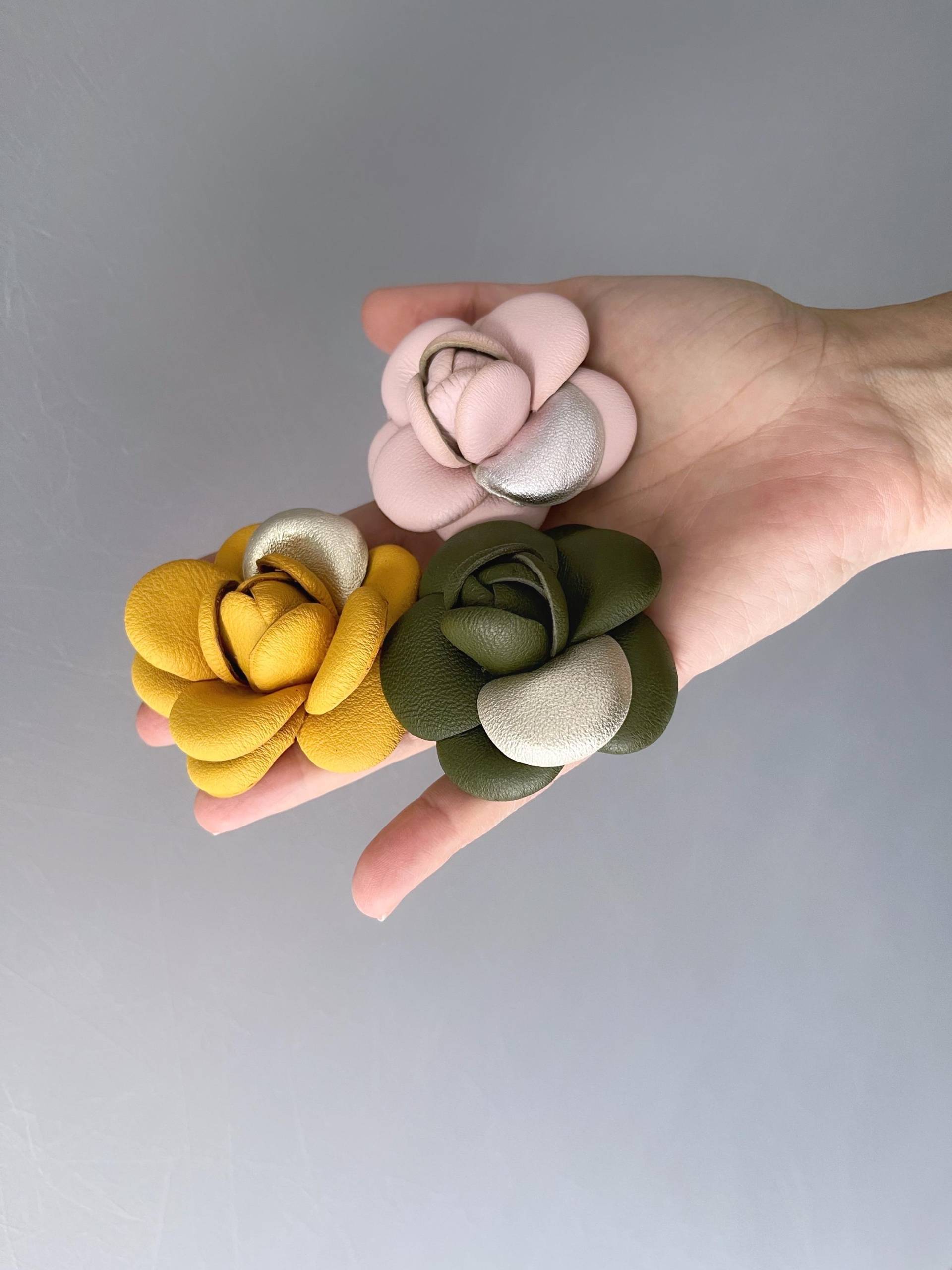 Kamelie Grün Gold Anstecker Brosche Blumenschmuck Blumenbrosche von FloriLi