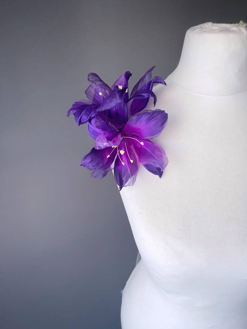 Lilien Ansteckblüte, Brosche Lila, Violett, Aus Seide, Ansteckblume, Anstecker, Blumenbrosche Seidenblüte, Seidenblume von FloriLi