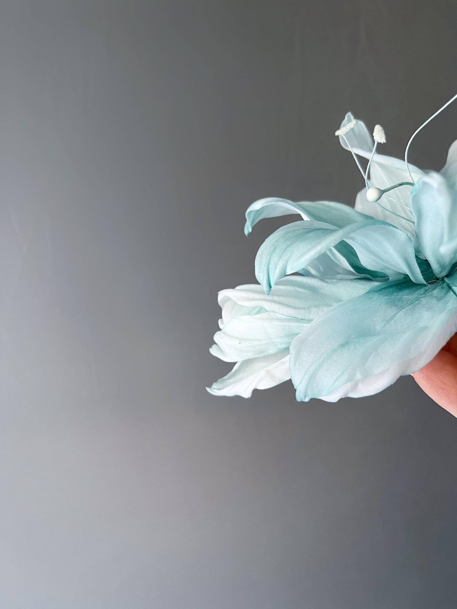 Lilien Ansteckblüte Oder Haarklammer Brosche Pastellblau, Türkis, Seide, Ansteckblume, Anstecker, Blumenbrosche Seidenblüte, Seidenblume von FloriLi