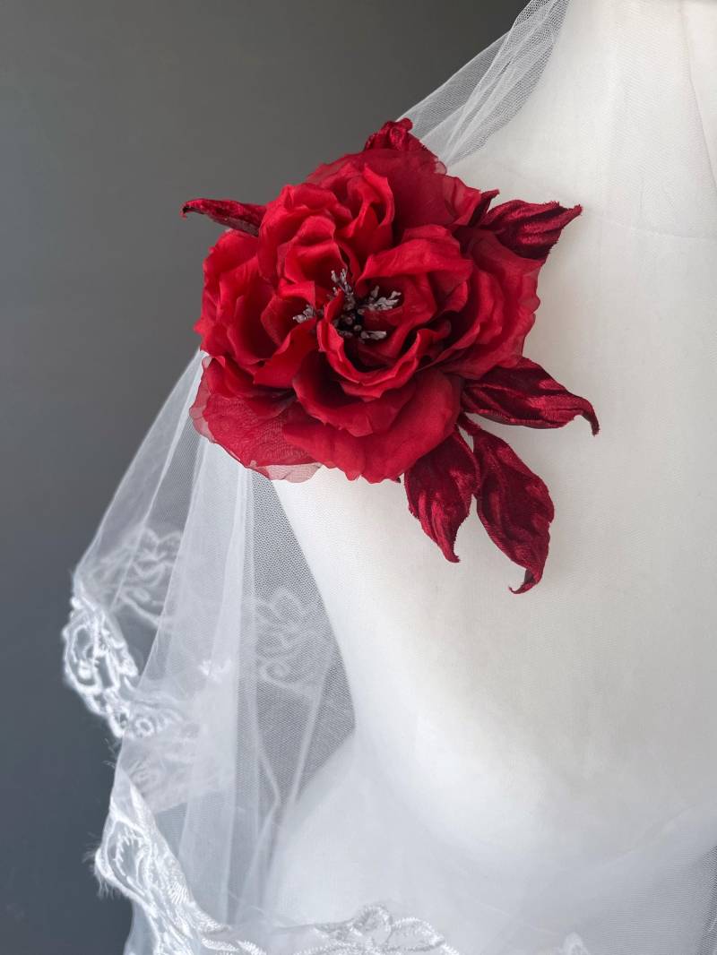 Rose Aus Seide Und Samt, Rot, Brosche, Anstecker, Blume, Stoffblume, Stoffbrosche, Knallrot Seidenblume von FloriLi