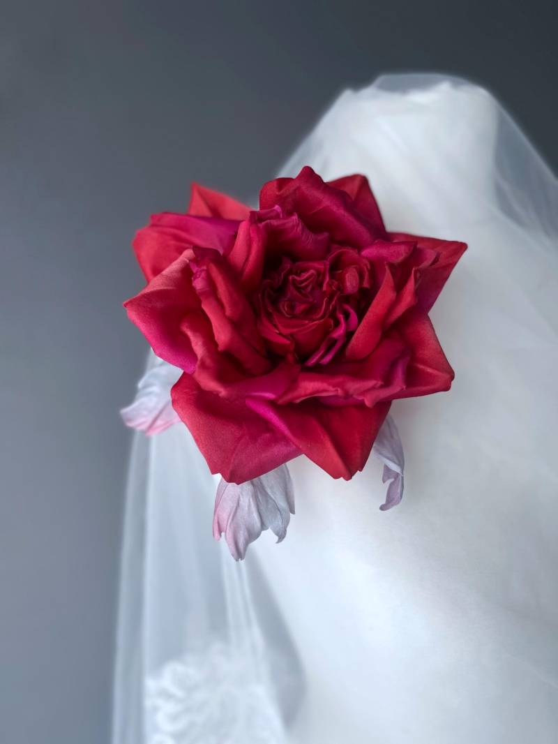 Seidenrose Purpurrot, Beerenrot, Brosche Anstecker, Blume, Stoffblume, Stoffbrosche, Rot, Himbeerrot Schmuckblume Designblume von FloriLi