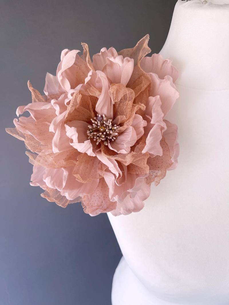 stoffblume Anstecker, Goldrosa, Braun, Altrosa Brosche, Ansteckblume Anstecker Seidenblume, Blume Georgine Rosabraun, Rosenholz, Pastellrosa von FloriLi