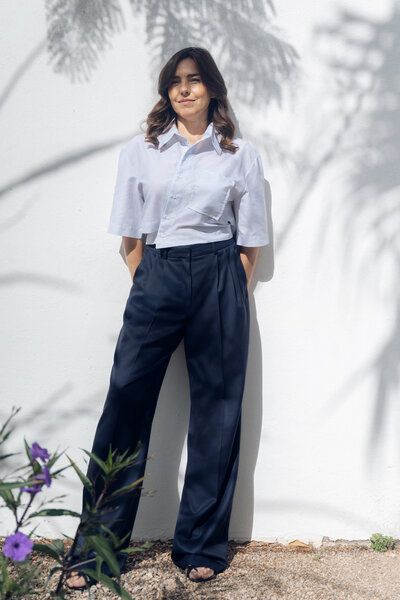 Floria Collective Cropped Bluse in Weiß mit blauen Streifen – Kurze Ärmel mit Statement-Gürtel und Brusttasche von Floria Collective