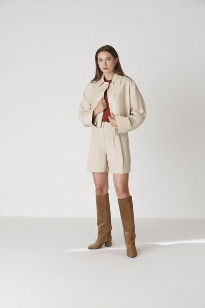 Floria Collective Damenblazer June in Beige – Handgefertigte Cropped Jacke aus Leinen – Boxy Fit mit Kragen und weiten Ärmeln von Floria Collective