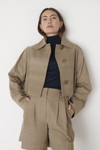 Floria Collective Damenblazer June in Salbeigrün – Handgefertigte Cropped Jacke aus Baumwolle von Floria Collective