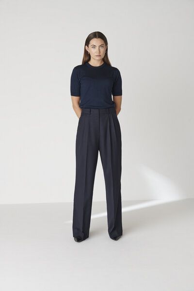Floria Collective Damenhose Bièl in Marine Blau– Hose aus Merinowolle – High Waist mit weitem Bein Floria Collective Damenhose Bièl in Marine Blau– Hose aus Merinowolle – High Waist mit weitem Bein von Floria Collective