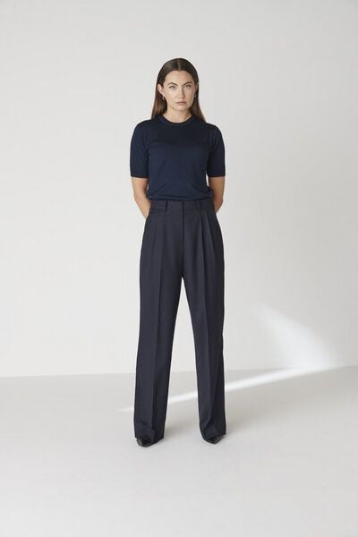 Floria Collective Damenhose Bièl in Marine Blau– Hose aus Merinowolle – High Waist mit weitem Bein Floria Collective Damenhose Bièl in Marine Blau– Hose aus Merinowolle – High Waist mit weitem Bein von Floria Collective