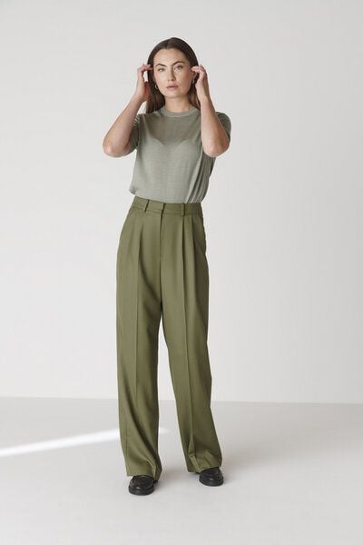Floria Collective Damenhose Bièl in Olivgrün – Hose aus Merinowolle – High Waist mit weitem Bein Floria Collective Damenhose Bièl in Olivgrün – Hose aus Merinowolle – High Waist mit weitem Bein von Floria Collective